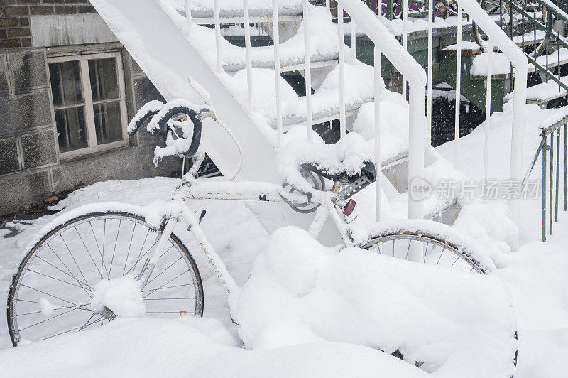 雪下自行车，横着。