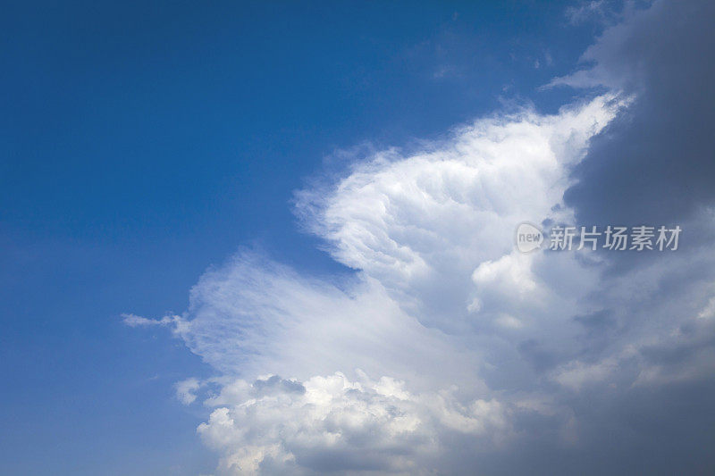 夏日蔚蓝的天空，浮云缭绕。