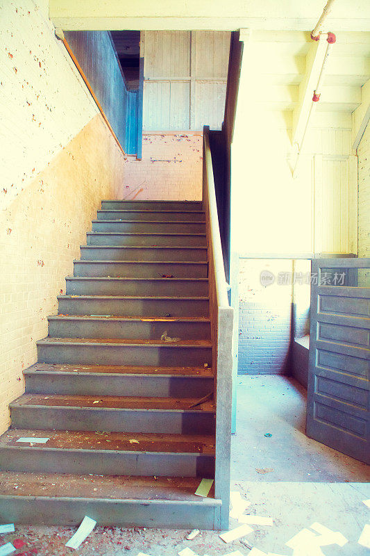 被遗弃，跑下工厂的楼梯。