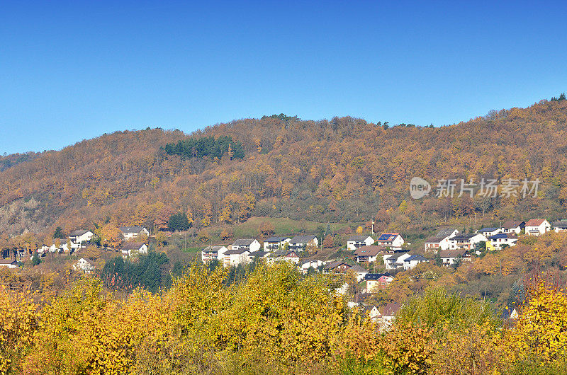 小山村在秋天的山坡上