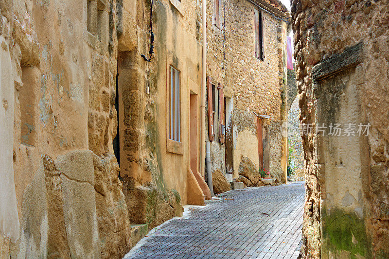 普罗旺斯-塞里尼昂中世纪房屋之间的小巷子