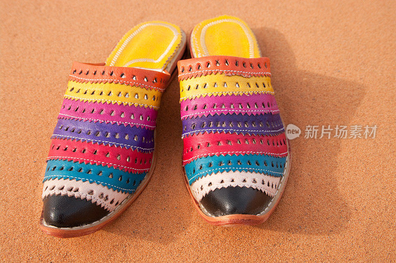 撒哈拉沙漠中五颜六色的摩洛哥女式皮革凉鞋