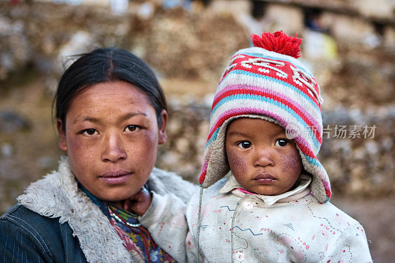 尼泊尔妇女和她的孩子