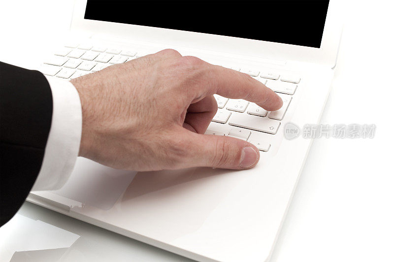 商人的手指按下笔记本电脑的回车键