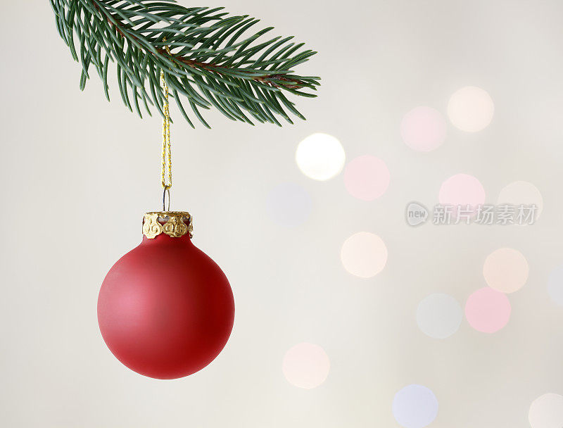 挂在冷杉树枝上的圣诞球