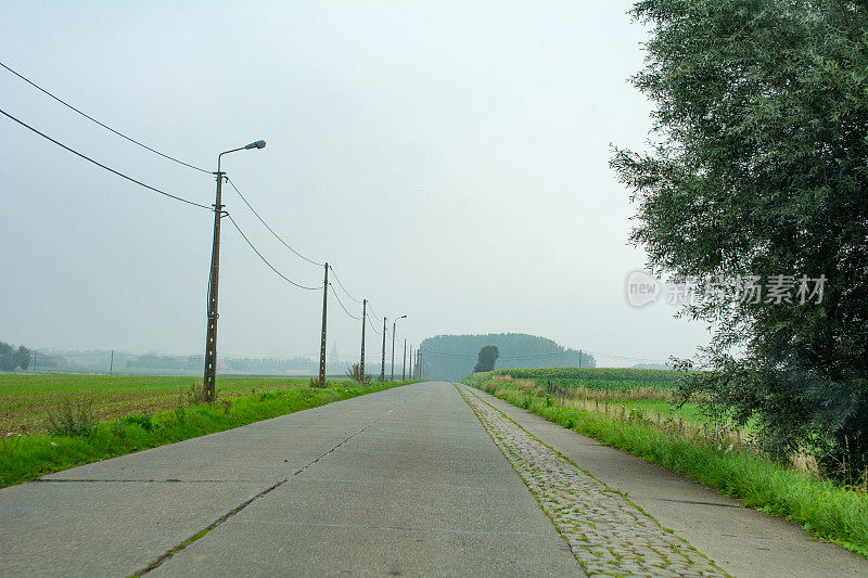 用混凝土板筑成的比利时小公路