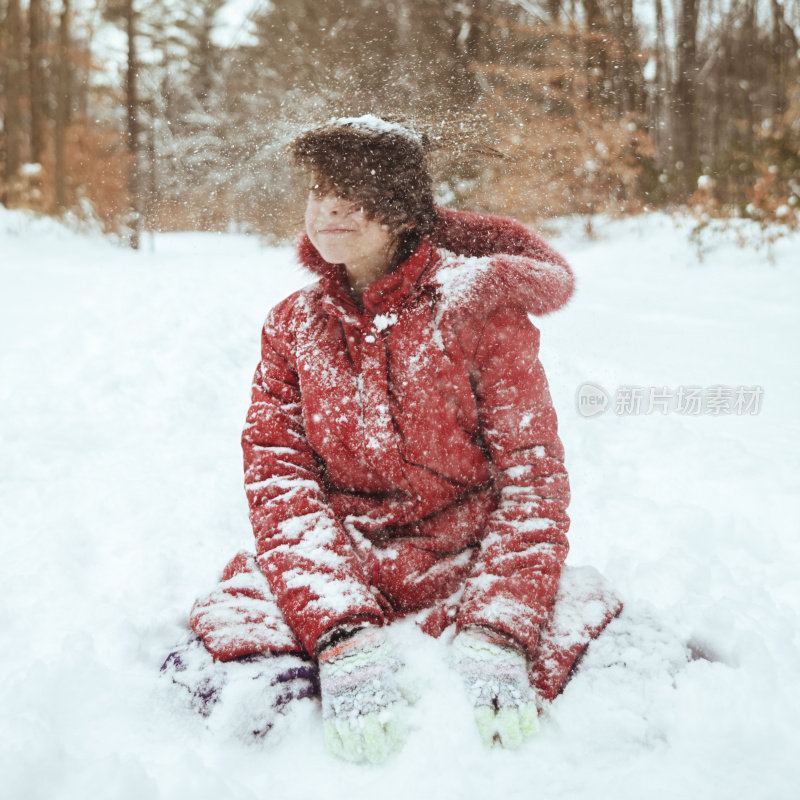 十几岁的女孩在冬天的森林里玩雪