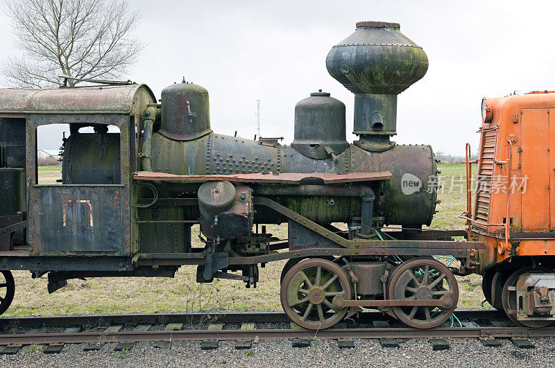 老式的蒸汽机车曾经用来把圆木拖到磨坊