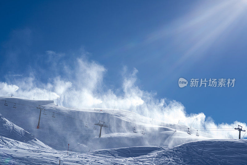 滑雪胜地被雪覆盖的斜坡