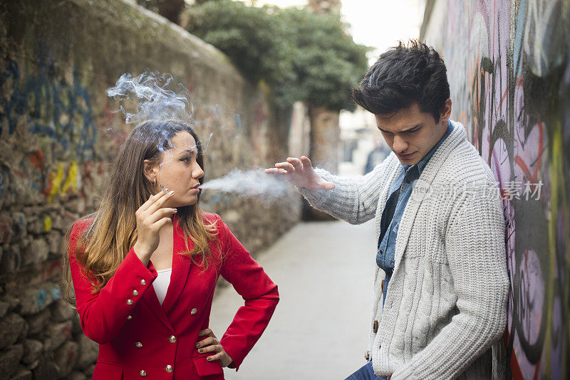 不吸烟的男人和吸烟的年轻女人