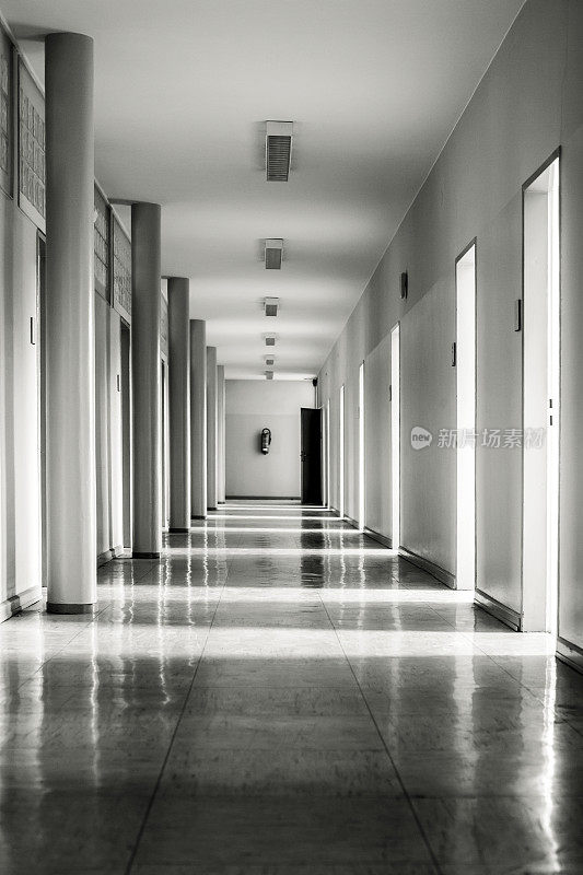 走廊-黑色和白色