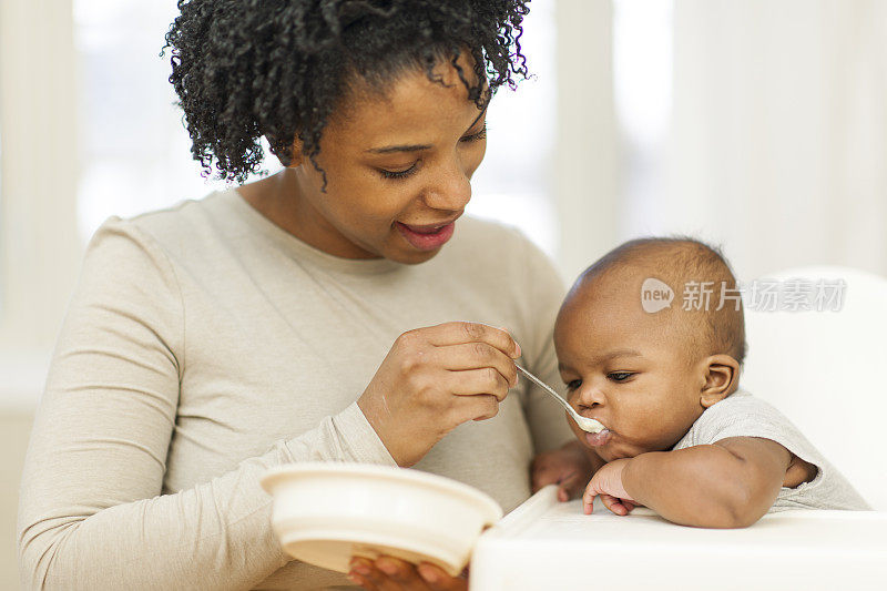一位非洲裔美国妇女正在给婴儿喂奶