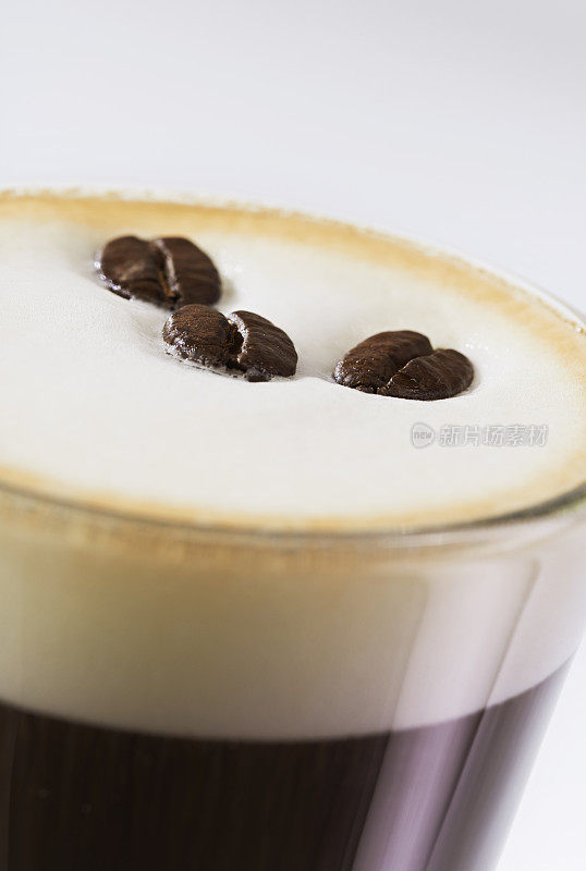 咖啡豆特写。卡布奇诺。浓缩咖啡。咖啡和牛奶泡沫。