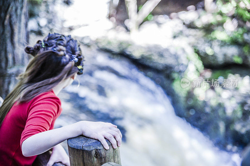 小女孩望着布什基尔瀑布公园的瀑布