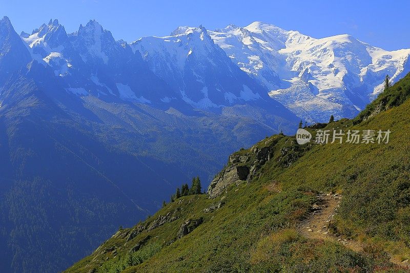 勃朗峰田园风光的高山乡村，小径小径-夏蒙尼阿尔卑斯