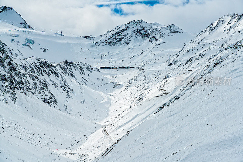 滑雪者在滑雪胜地索尔登山谷，泰洛，奥地利