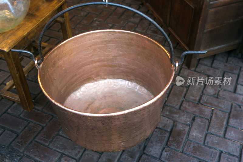 比利时布鲁塞尔烹饪用的铜锅杯