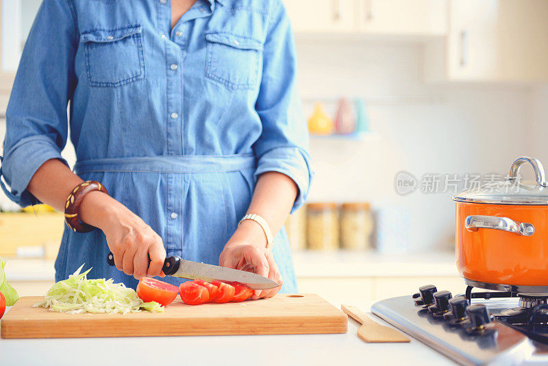 年轻女子在厨房里准备