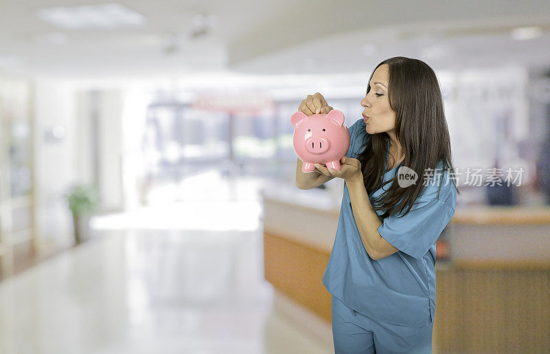 护士拿着存钱罐站在大厅里