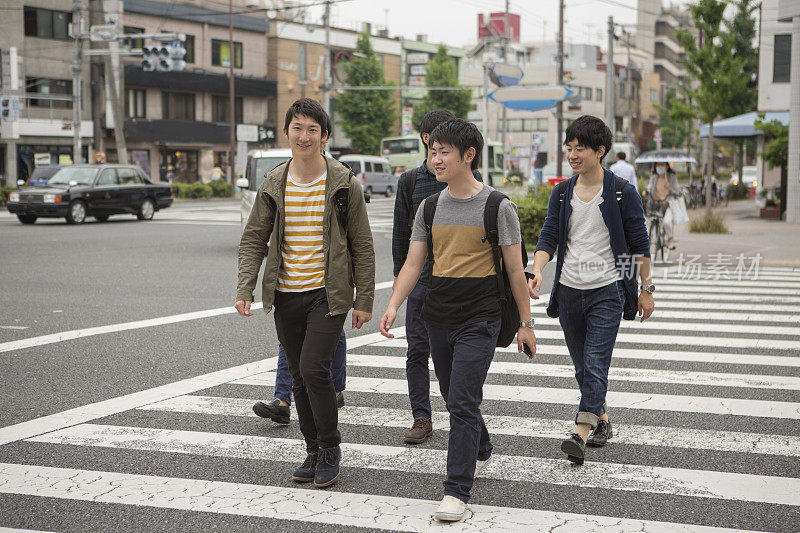 在日本京都，日本学生正穿过红绿灯
