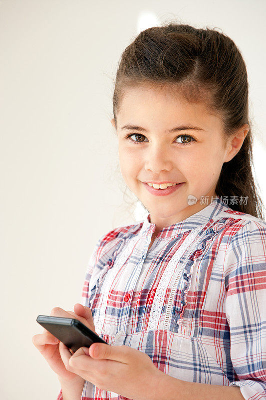 小女孩使用智能手机