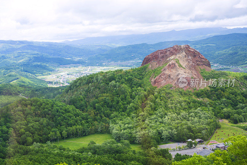 日本最年轻的山脉昭和新山，位于日本北海道