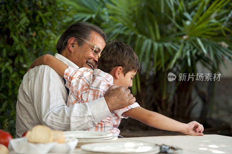 爷爷和他的孙子吃完饭后