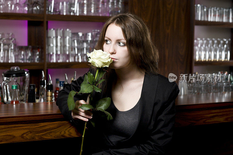 酒吧里那个戴着白玫瑰的漂亮姑娘