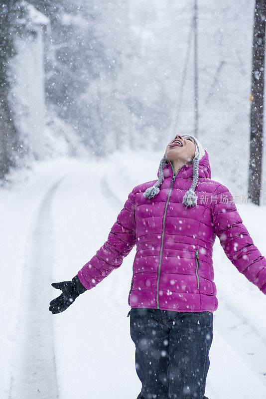 雪下的女人