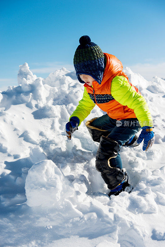 一个亚洲男孩在雪地里玩