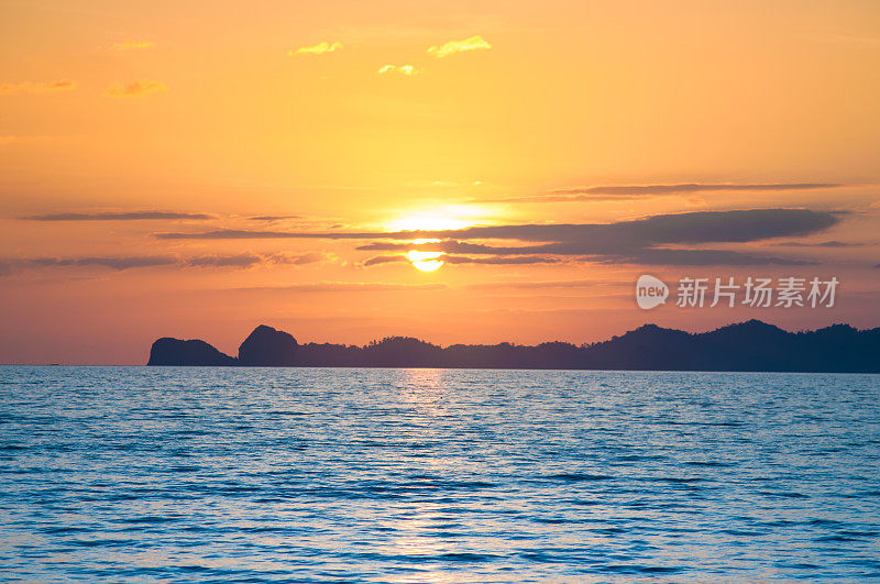 美丽的热带海滩对着大海和天空。