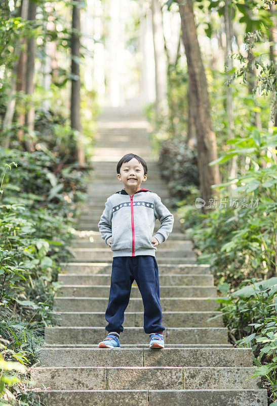 亚洲小孩在山上徒步旅行