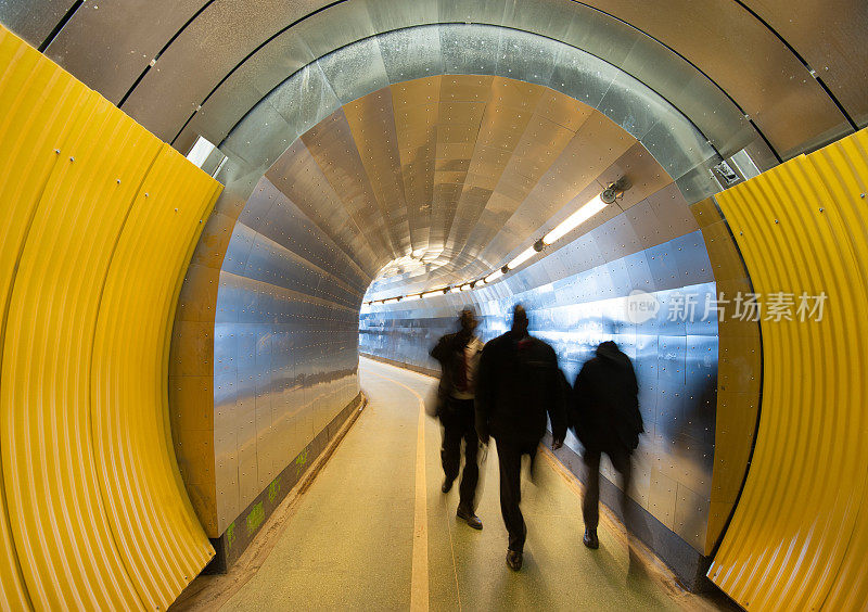 运动模糊的人行走在行人隧道