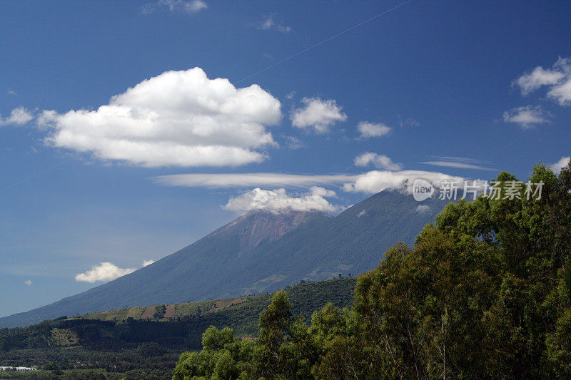 阿卡特南戈火山和火