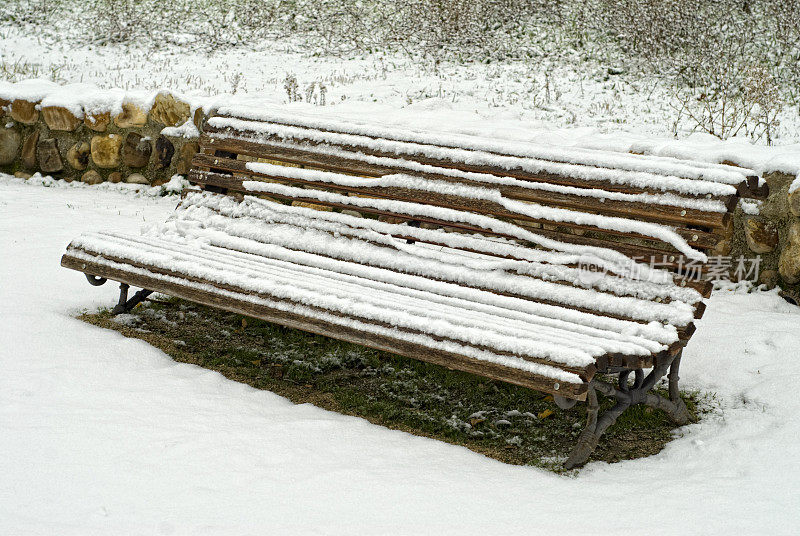 雪地里的长凳