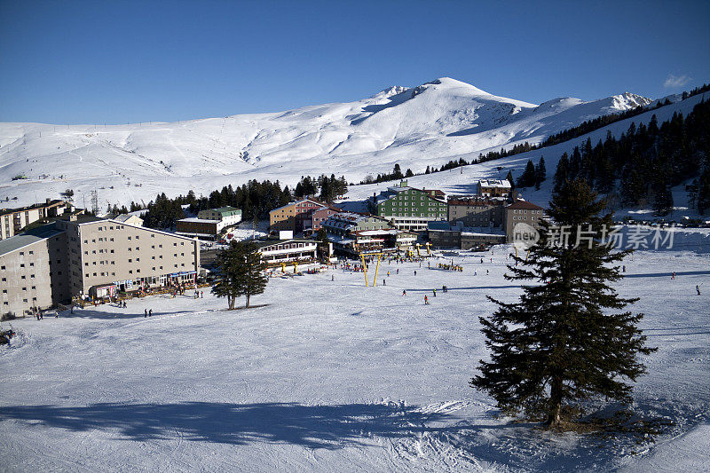 滑雪中心和酒店区