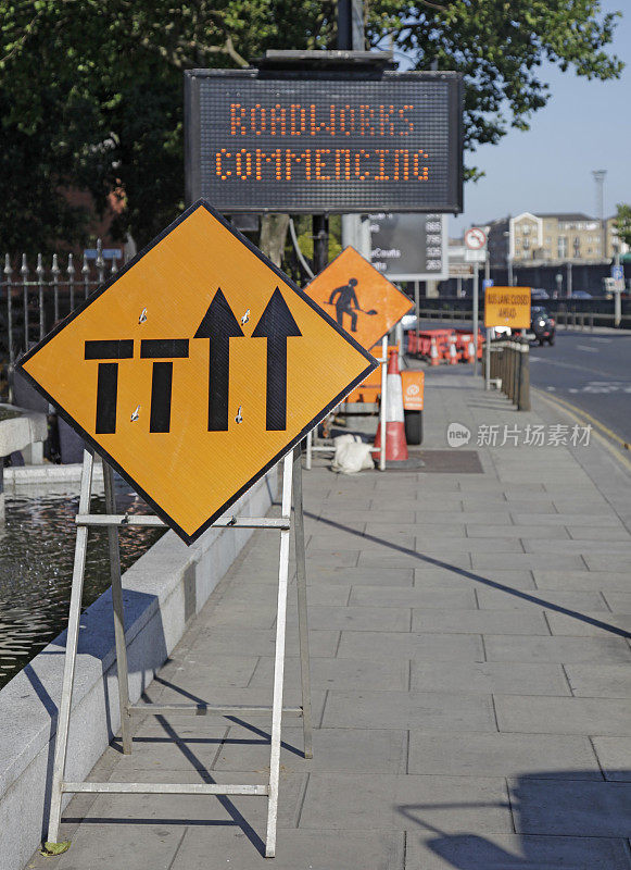 都柏林街道上的道路工程标志