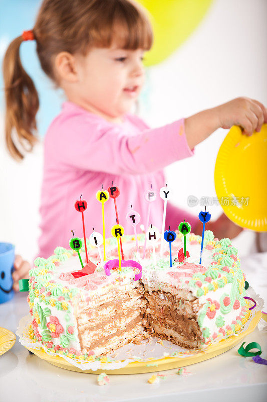 孩子们在庆祝生日时玩得很开心