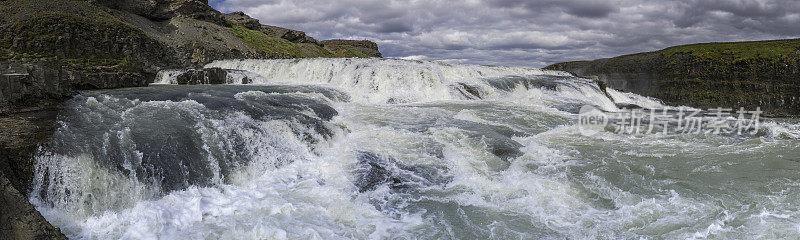 雷鸣般的瀑布通过峡谷全景冰岛