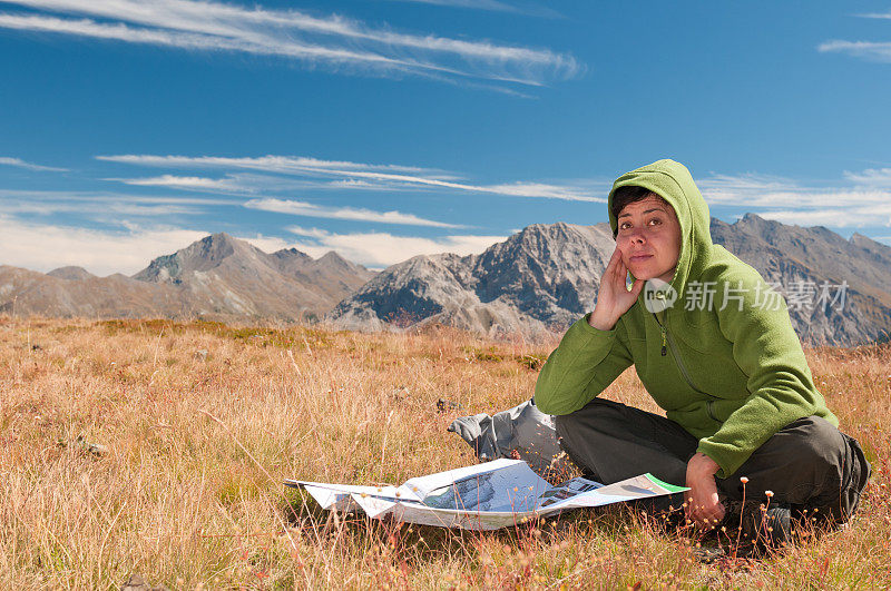 无聊的女孩在看阿尔卑斯山地图