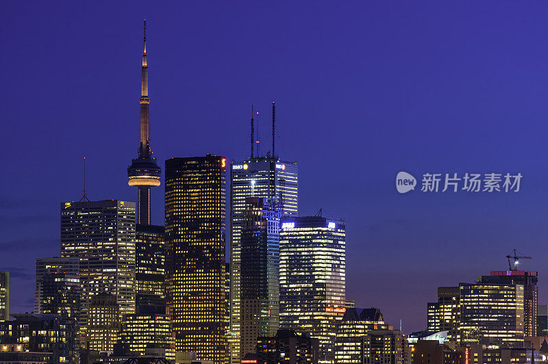 闪闪发光的摩天大楼未来的城市景观在黄昏照亮加拿大安大略省多伦多