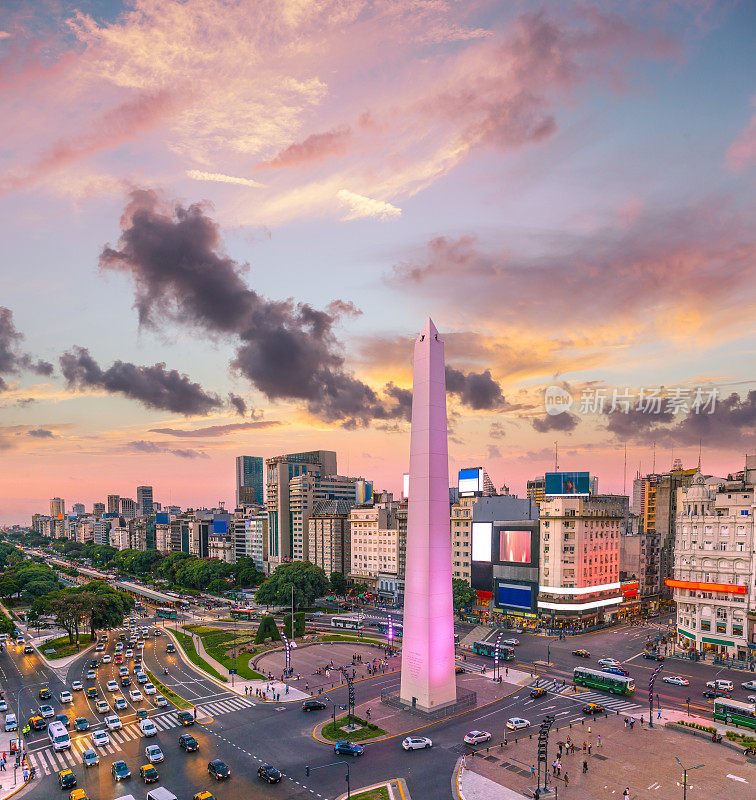 阿根廷布宜诺斯艾利斯交通高峰时段日落时分