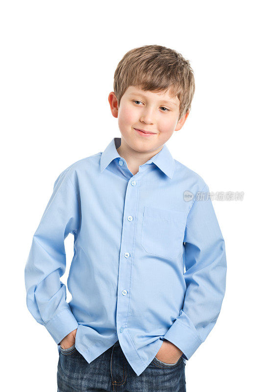 穿着蓝色衬衫的8岁男孩