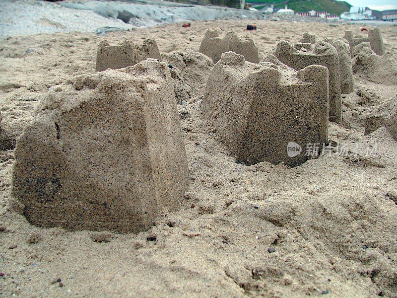 海滩上的碎沙城堡