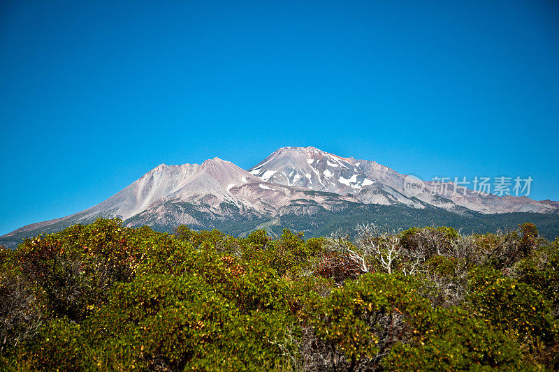 夏天的沙斯塔山