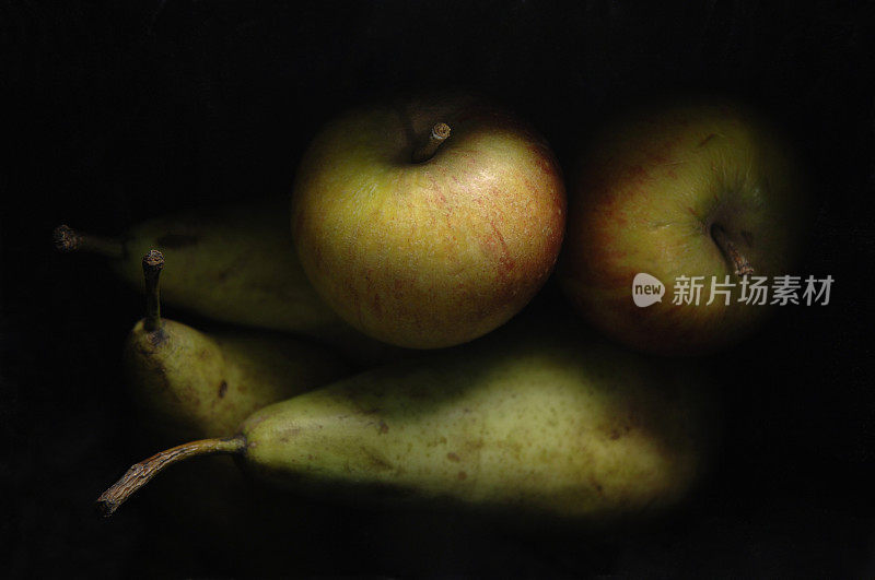 黑色背景的苹果和梨的美术作品