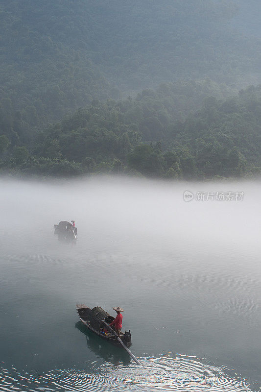 渔民们在雾中准备钓鱼