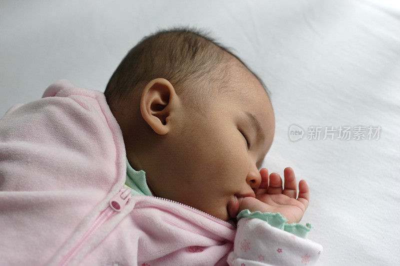 熟睡的婴儿吮吸拇指