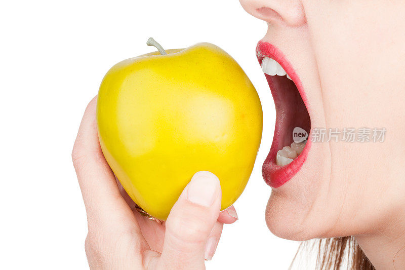 女人的嘴要咬黄苹果了