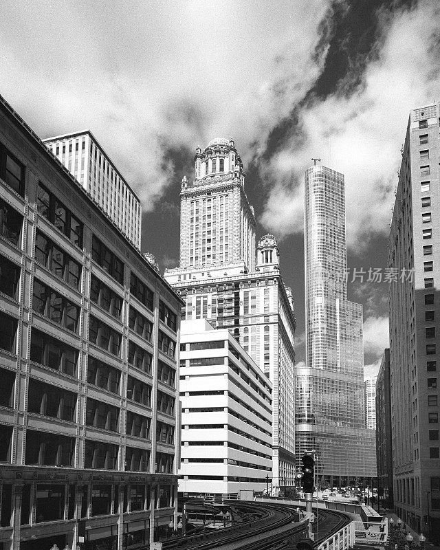 芝加哥市中心的环行火车轨道和摩天大楼